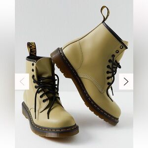 NWT Dr. Martens 1460 Smooth Lace-Up Boots pale olive green